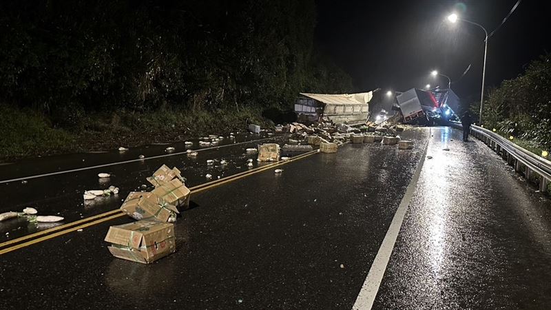車輛翻覆，後方滿載貨物的貨櫃車門開啟，呈現「鷗翼」狀態，物品傾瀉滿地。（圖／翻攝畫面）
