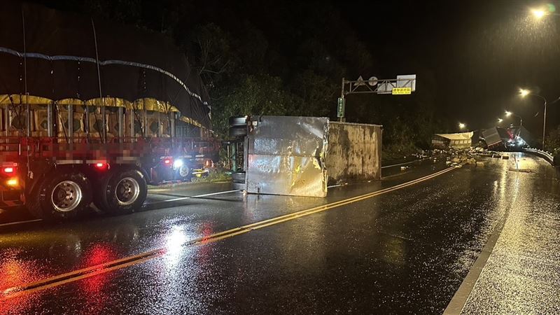 現場一片凌亂，宛如電影災難片場景。（圖／翻攝畫面）