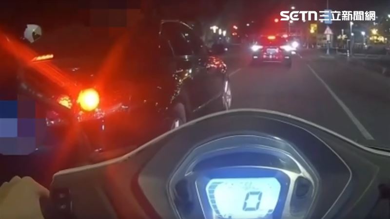 有毒品前科的45歲李姓男子昨晚（27日）開車違規遭警方盯上，上前攔查，竟拒檢逃逸，甚至試圖衝撞員警，遭連開15槍。（圖／翻攝畫面）