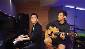 伍靖（左）與美籍網紅劉沛（右）頗有交情，2人偶爾合作表演。（翻攝劉沛臉書）