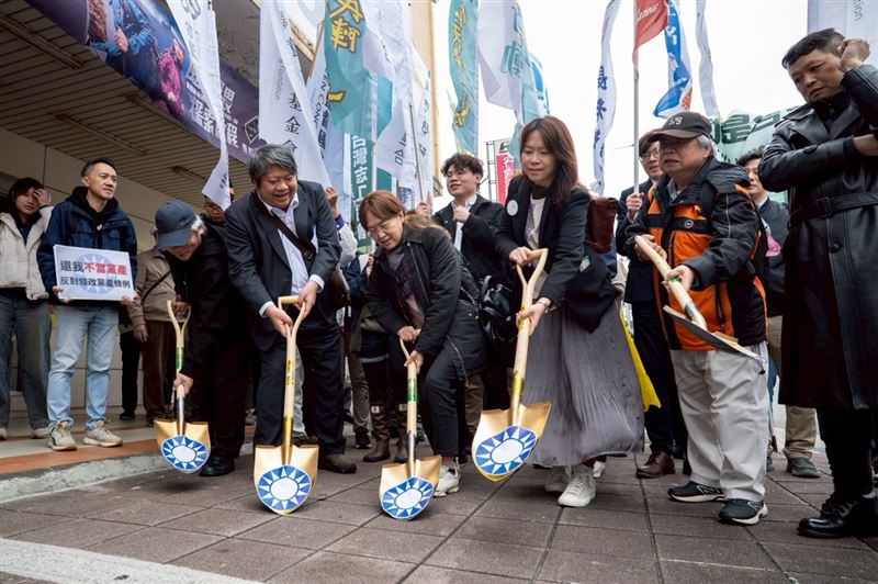 民團集結抗議藍營立委，企圖為救國團及婦聯會等國民黨附隨組織之不當黨產解套。（圖／翻攝自台灣經濟民主連合）