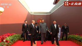 習近平與普丁天安門私語曝光，普丁驚爆長生關鍵竟是「不斷移植器官」。這與表觀遺傳時鐘之父Horvath的預測形成強烈對比。Horvath斷言人類活到150歲必將實現，但靠的是文明的細胞再生而非血腥拼裝，狠狠打臉獨裁者的暗黑續命術。（圖／翻攝自中央電視台） 