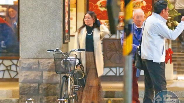 父喪不到1個月！麻衣收心返台變女強人