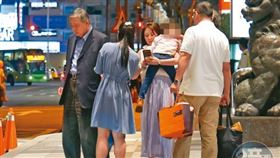 2019年麻衣（左三）在還沒離婚時，雖然與王泉仁關係冷淡，但經常帶兒子來台灣和公公王文洋（左一）聚餐。