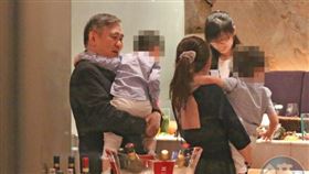 因為孫子長期在日本，相隔兩地，王文洋（左一）每次看到孫子時，都非常喜悅。左三為麻衣。