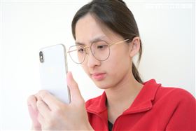 高二生瘋短影音瞳孔放大　2年近視飆800度（圖／翻攝畫面）