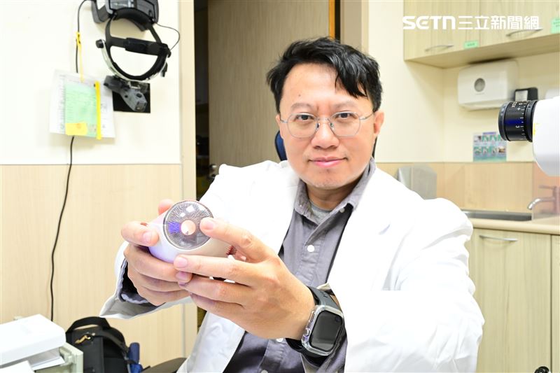 李昇達強調，「預防勝於治療」，建議落實「20-20-20」護眼法則：每用眼20分鐘，就要視線離開螢幕休息20秒，並注視20英尺（約六公尺）外的遠方。（圖／翻攝畫面）