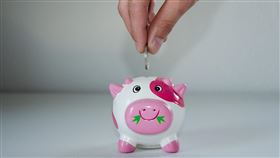 定期定額始終是散戶應對震盪的最佳理財心法，以國泰台灣高股息基金不配息A級別為例，其5年定期定額報酬率高達118.23%，若投資人自2020年底持續布局至2025年(2020/12/31-2025/12/31)，每月在月底投入1萬元，累計60萬元本金將成長至1,309,380元，實質獲利達709,380元。（示意圖/ PIXABAY）