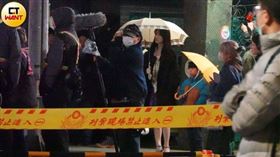 柯佳嬿完成妝髮後現身，這回她演出兩個孩子的媽。劇組大規模封街，現場警車、封鎖線與大批工作人員嚴陣以待。（圖／本刊攝影組）
