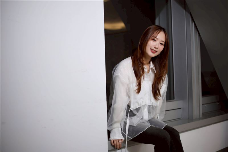 咪蕾經營YouTuber頻道分享美食跟旅遊生活。（圖／記者鄭孟晃攝影）