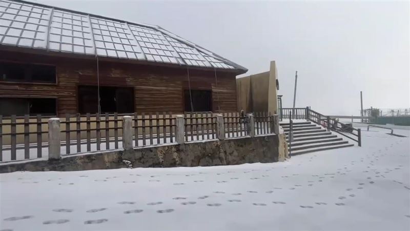 積雪約1.5公分，合歡山變銀白仙境畫面曝光。（圖／翻攝畫面）