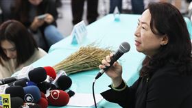 徐春鶯：已婉謝民眾黨提名不分區立委邀請台灣民眾黨總統參選人柯文哲競選總部16日上午舉行「共融多元 族群文化政策」記者會，中華兩岸婚姻家庭服務聯盟秘書長徐春鶯（圖）出席，她會後受訪表示，已經婉謝民眾黨提名不分區立委的邀請。中央社記者趙世勳攝　112年11月16日