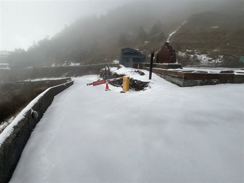 積雪約1.5公分，合歡山變銀白仙境畫面曝光。（圖／翻攝畫面）