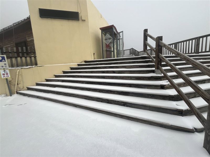 積雪約1.5公分，合歡山變銀白仙境畫面曝光。（圖／翻攝畫面）