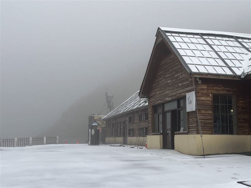 積雪約1.5公分，合歡山變銀白仙境畫面曝光。（圖／翻攝畫面）