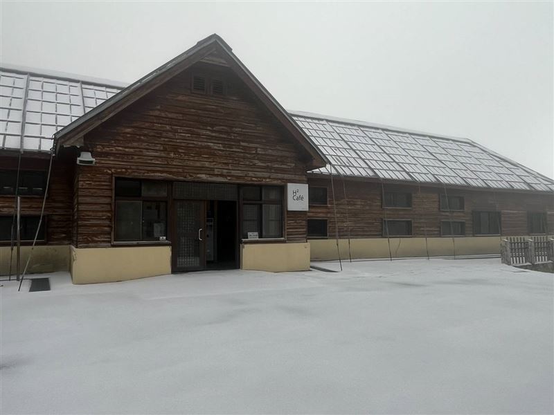 積雪約1.5公分，合歡山變銀白仙境畫面曝光。（圖／翻攝畫面）