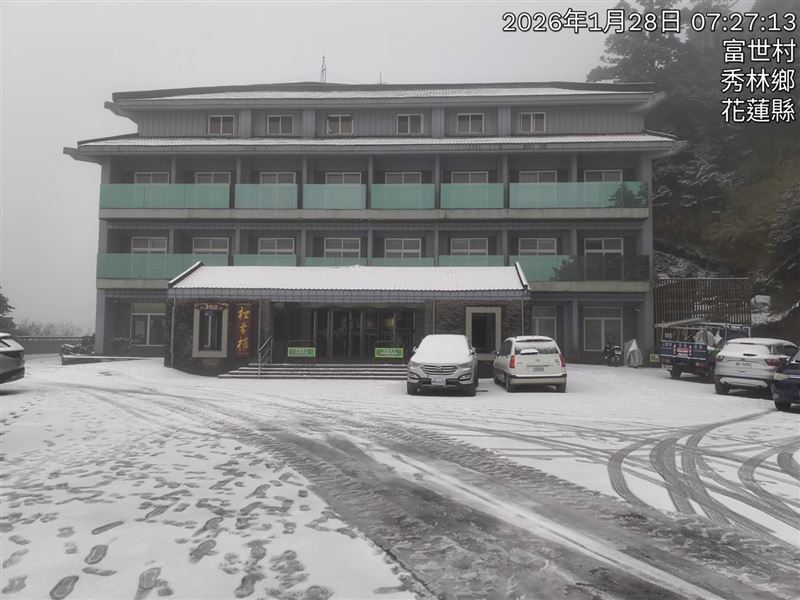 積雪約1.5公分，合歡山變銀白仙境畫面曝光。（圖／翻攝畫面）