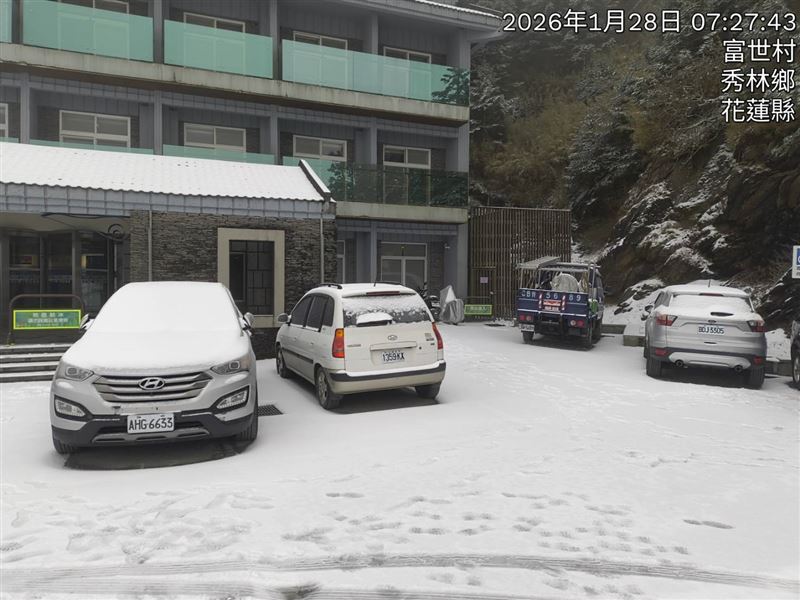 積雪約1.5公分，合歡山變銀白仙境畫面曝光。（圖／翻攝畫面）