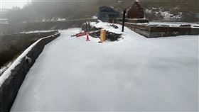積雪約1.5公分，合歡山變銀白仙境畫面曝光。（圖／翻攝畫面）