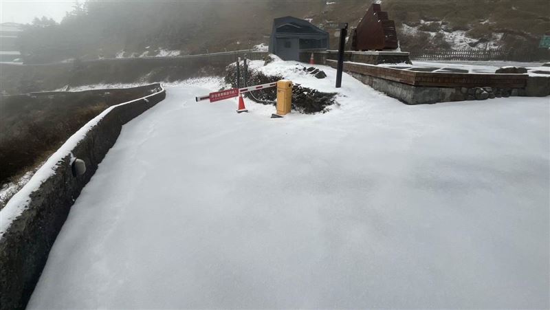 合歡山積雪約1.5公分　銀白仙境畫面曝光
