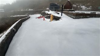 合歡山積雪約1.5公分　銀白仙境畫面曝光