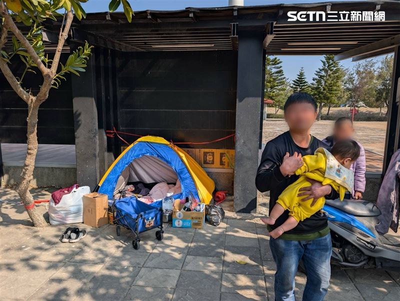 台中一對母子遭房東驅離，在寒冬中露宿公園，暖警伸援手助母子二人度過難關。（圖／翻攝畫面）