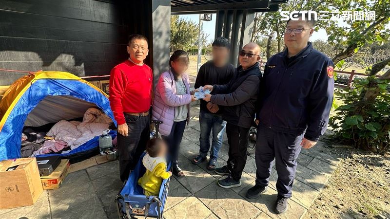 台中一對母子遭房東驅離，在寒冬中露宿公園，暖警伸援手助母子二人度過難關。（圖／翻攝畫面）