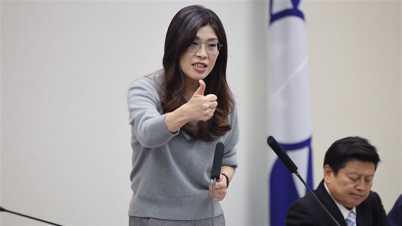 鄭麗文主持國民黨中常會（2）國民黨21日下午在中央黨部舉行中常會，黨主席鄭麗文（左）說明黨內縣市長選舉的提名進度。中央社記者王飛華攝　115年1月21日