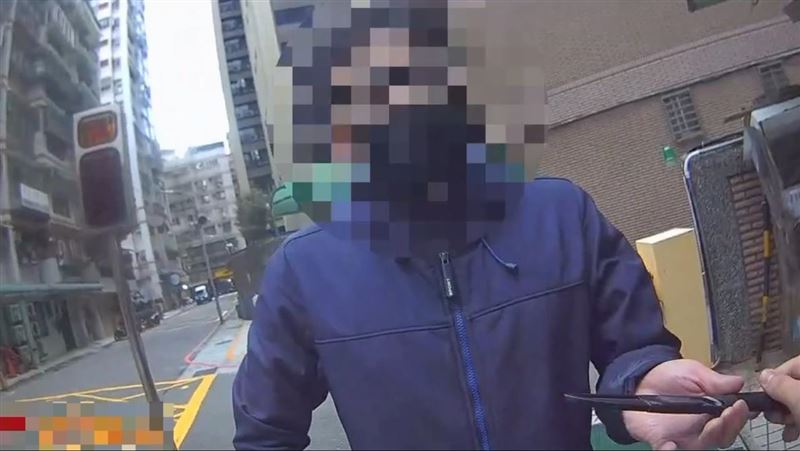 葉男持水果刀偷偷侵入社區，被警方依現行犯逮捕。（圖／翻攝畫面）