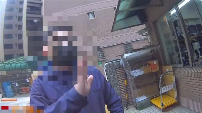 葉男持水果刀偷偷侵入社區，被警方依現行犯逮捕。（圖／翻攝畫面）