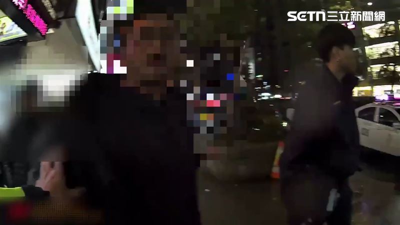 北市戴姓兄弟檔因不滿陳姓司機言論，遂將他拖下車毆打。（圖／翻攝畫面）