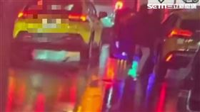 北市戴姓兄弟檔因不滿陳姓司機言論，遂將他拖下車毆打。（圖／翻攝畫面）