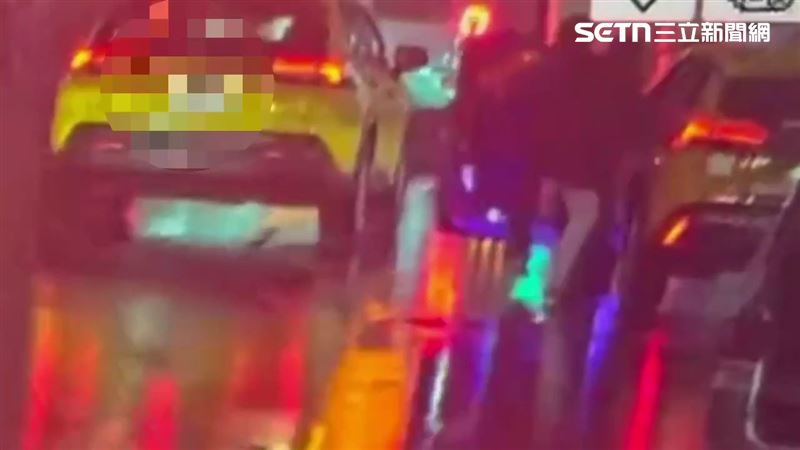 北市戴姓兄弟檔因不滿陳姓司機言論，遂將他拖下車毆打。（圖／翻攝畫面）