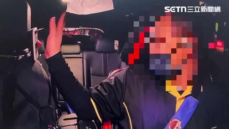 北市戴姓兄弟檔因不滿陳姓司機言論，遂將他拖下車毆打。（圖／翻攝畫面）