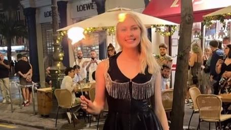 俄正妹網紅吞火後「那邊」噴烈焰嚇壞人