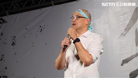 時事評論員毛嘉慶現身立院旁濟南路民眾黨集會活動，力挺黨主席柯文哲。（圖／記者鄭孟晃攝影）