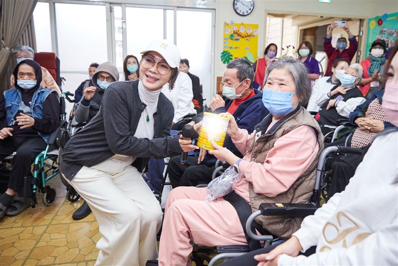 為寒冬注入暖流，君綺醫美攜手陳美鳳暖心同行用陪伴打造公益影響力。（圖／君綺醫美提供）