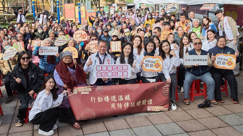 為寒冬注入暖流，君綺醫美攜手陳美鳳暖心同行用陪伴打造公益影響力。（圖／君綺醫美提供）