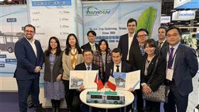 台灣氫能巴士業者登上歐洲舞台，氫谷動能攜手研華、東元電機於Hyvolution Paris 2026展示整車實力，與法國大廠OPmobility簽署共同開發國際市場合約。（圖／氫谷動能提供）