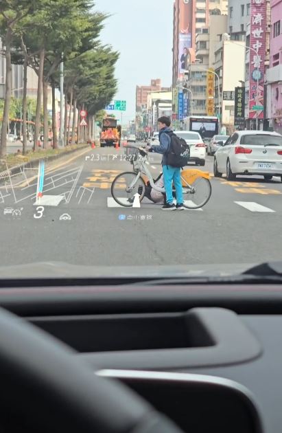 國中男學生幫助身障者過馬路，全程牽著腳踏車「安全護送」，感動無數人。（圖／網友Threads@jasonfu.mb授權提供）