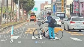 國中男學生幫助身障者過馬路，全程牽著腳踏車「安全護送」，感動無數人。（圖／網友Threads@jasonfu.mb授權提供）