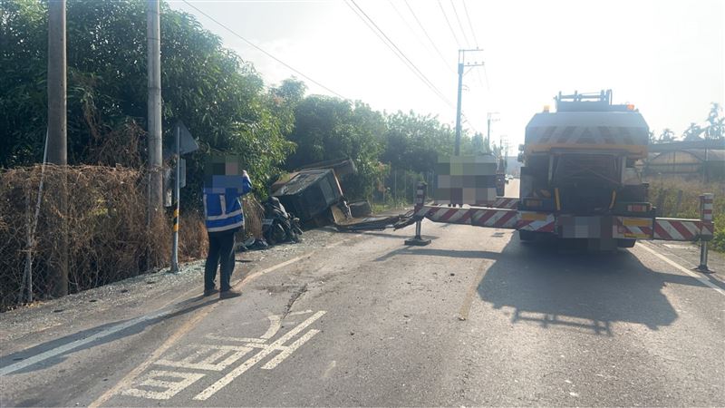 屏東縣萬巒鄉信敏路今天（28日）上午發生嚴重事故，一名騎士身亡。（圖／翻攝畫面）