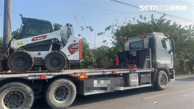 一輛載運怪手的大貨車，後車斗怪手疑未固定掉落，砸中對向車道的騎士。（圖／翻攝畫面）