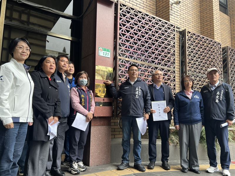 國民黨花蓮縣議會黨團在立委陳玉珍等人陪同下，赴台北地檢署告發劉世芳、陳駿季和龔明鑫。（圖／翻攝畫面）