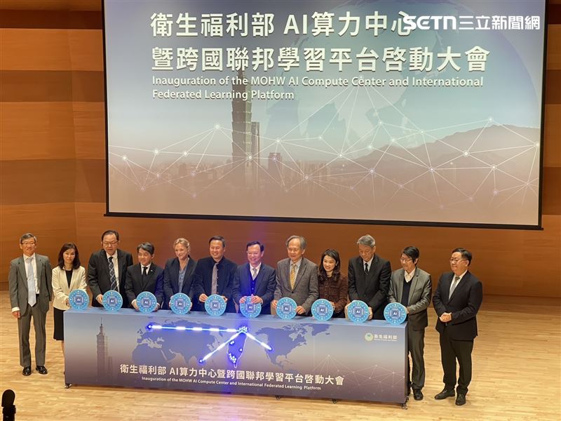 石崇良(右6)今出席衛生福利部「高算力中心暨跨國聯邦學習平台」啟動大會。(圖/記者簡浩正攝影)