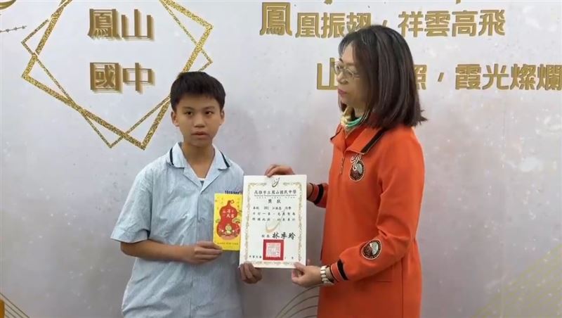 鳳山國中三年一班江詠恩同學，熱心幫助身障者過馬路，收到學校頒獎表揚。（圖／翻攝畫面）