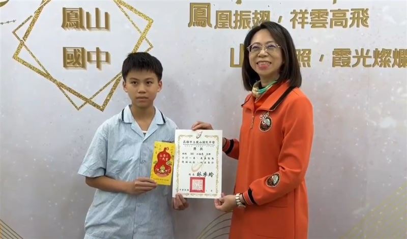 鳳山國中三年一班江詠恩同學，熱心幫助身障者過馬路，收到學校頒獎表揚。（圖／翻攝畫面）