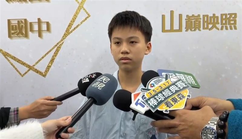 鳳山國中三年一班江詠恩同學，熱心幫助身障者過馬路，收到學校頒獎表揚。（圖／翻攝畫面）