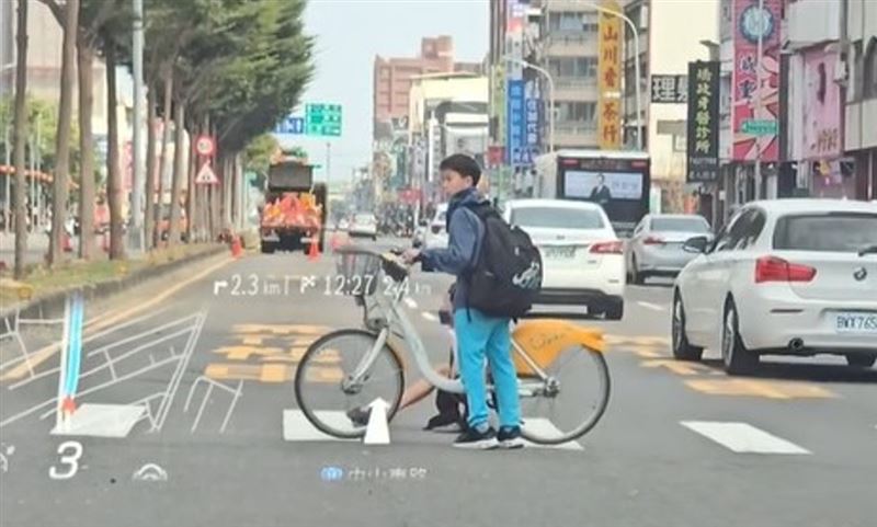 鳳山國中三年一班江詠恩同學，熱心幫助身障者過馬路，收到學校頒獎表揚。（圖／翻攝畫面）