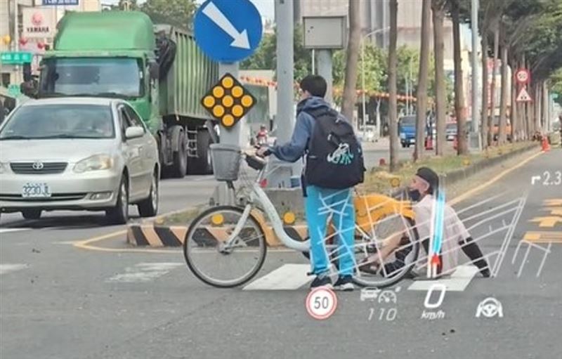 鳳山國中三年一班江詠恩同學，熱心幫助身障者過馬路，收到學校頒獎表揚。（圖／翻攝畫面）